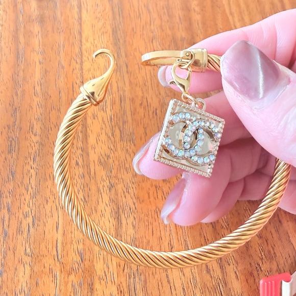 Elegant Gold Bracelet with Iconic CC Charm - Picture 6 of 6